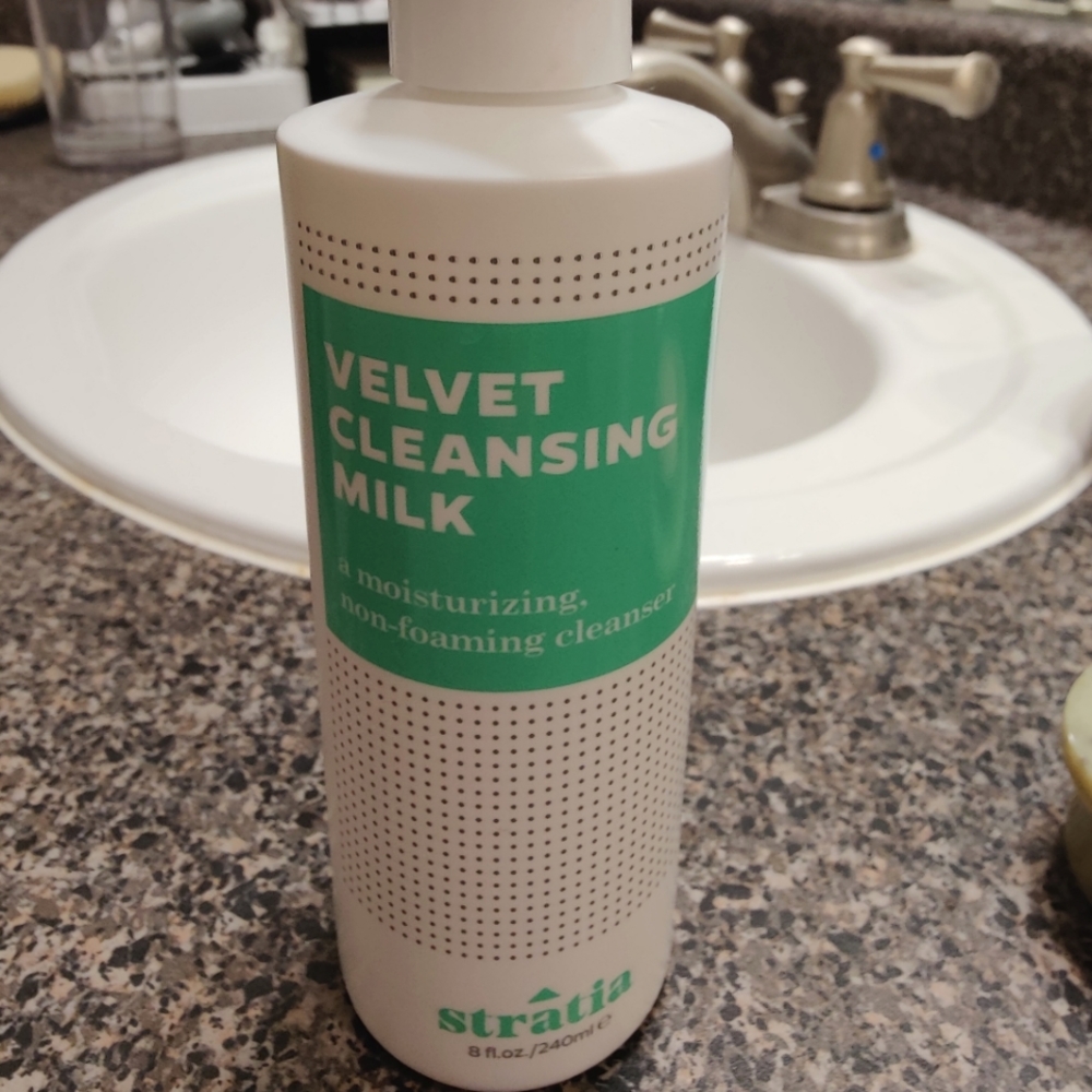 Stratia velvet milk cleanser for sensitive skin